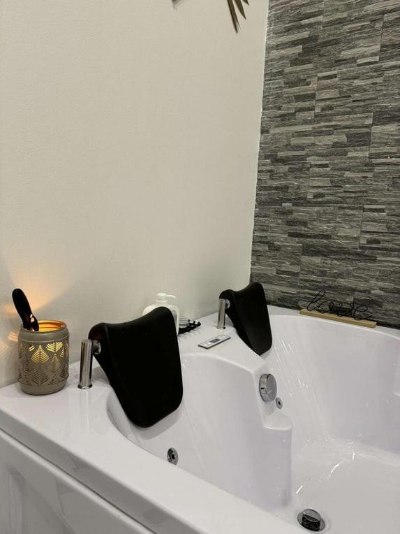 Suite Gold By L Amaryllis I Jacuzzi & Sauna Prive I Centre Beziers Arrivee Autonome Экстерьер фото