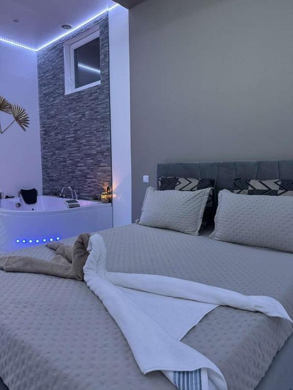 Suite Gold By L Amaryllis I Jacuzzi & Sauna Prive I Centre Beziers Arrivee Autonome Экстерьер фото