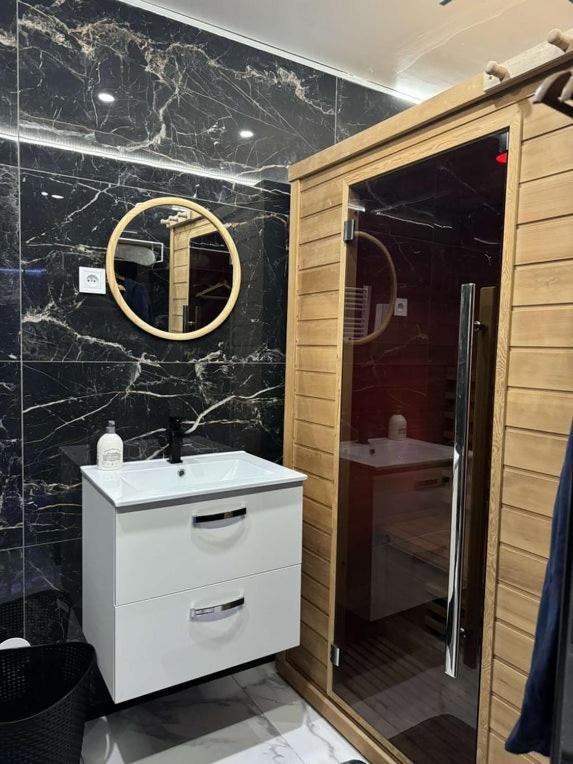 Suite Gold By L Amaryllis I Jacuzzi & Sauna Prive I Centre Beziers Arrivee Autonome Экстерьер фото