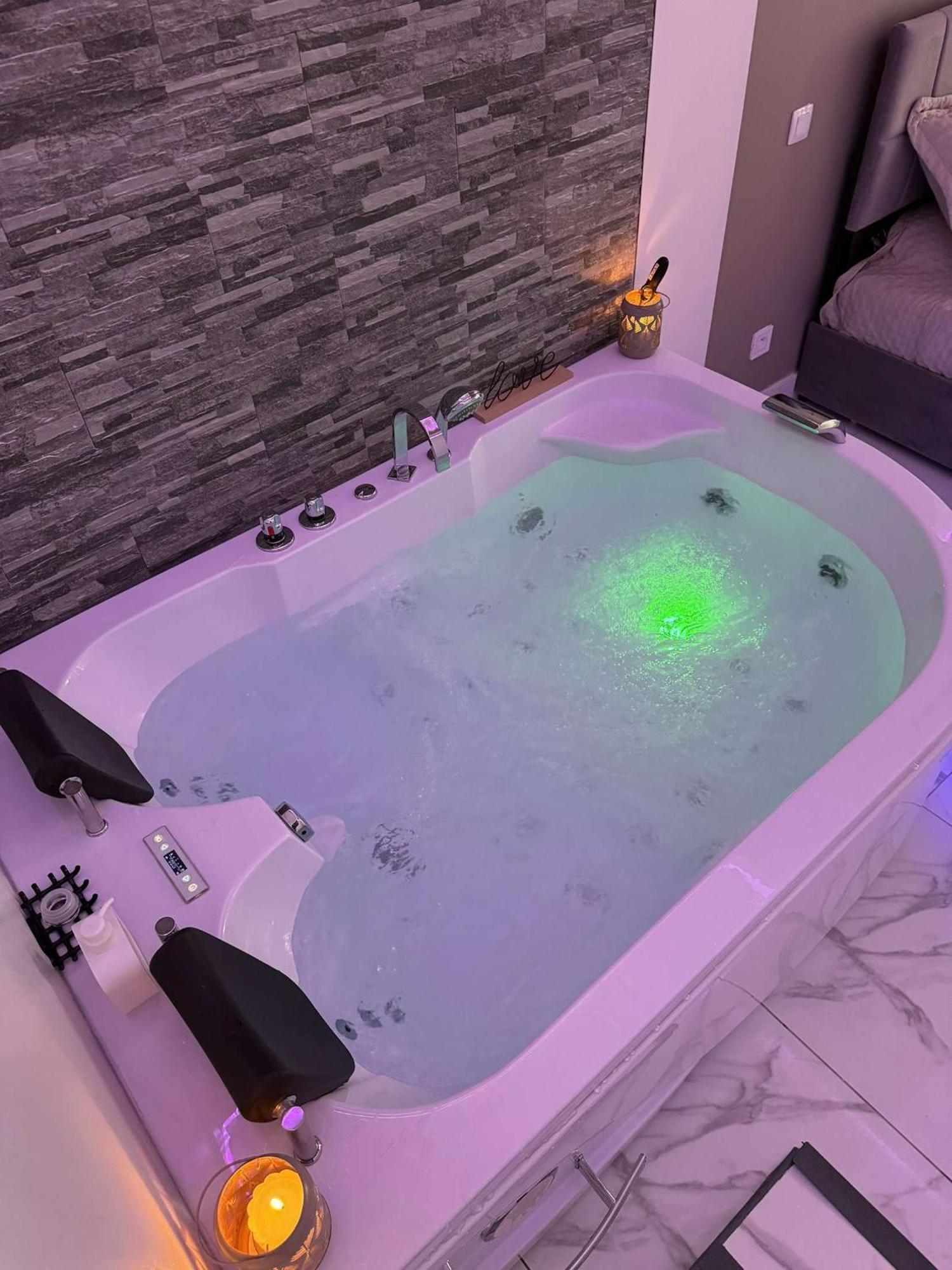 Suite Gold By L Amaryllis I Jacuzzi & Sauna Prive I Centre Beziers Arrivee Autonome Экстерьер фото