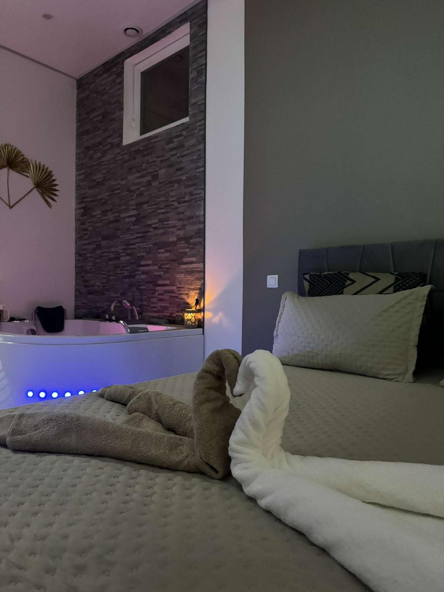 Suite Gold By L Amaryllis I Jacuzzi & Sauna Prive I Centre Beziers Arrivee Autonome Экстерьер фото