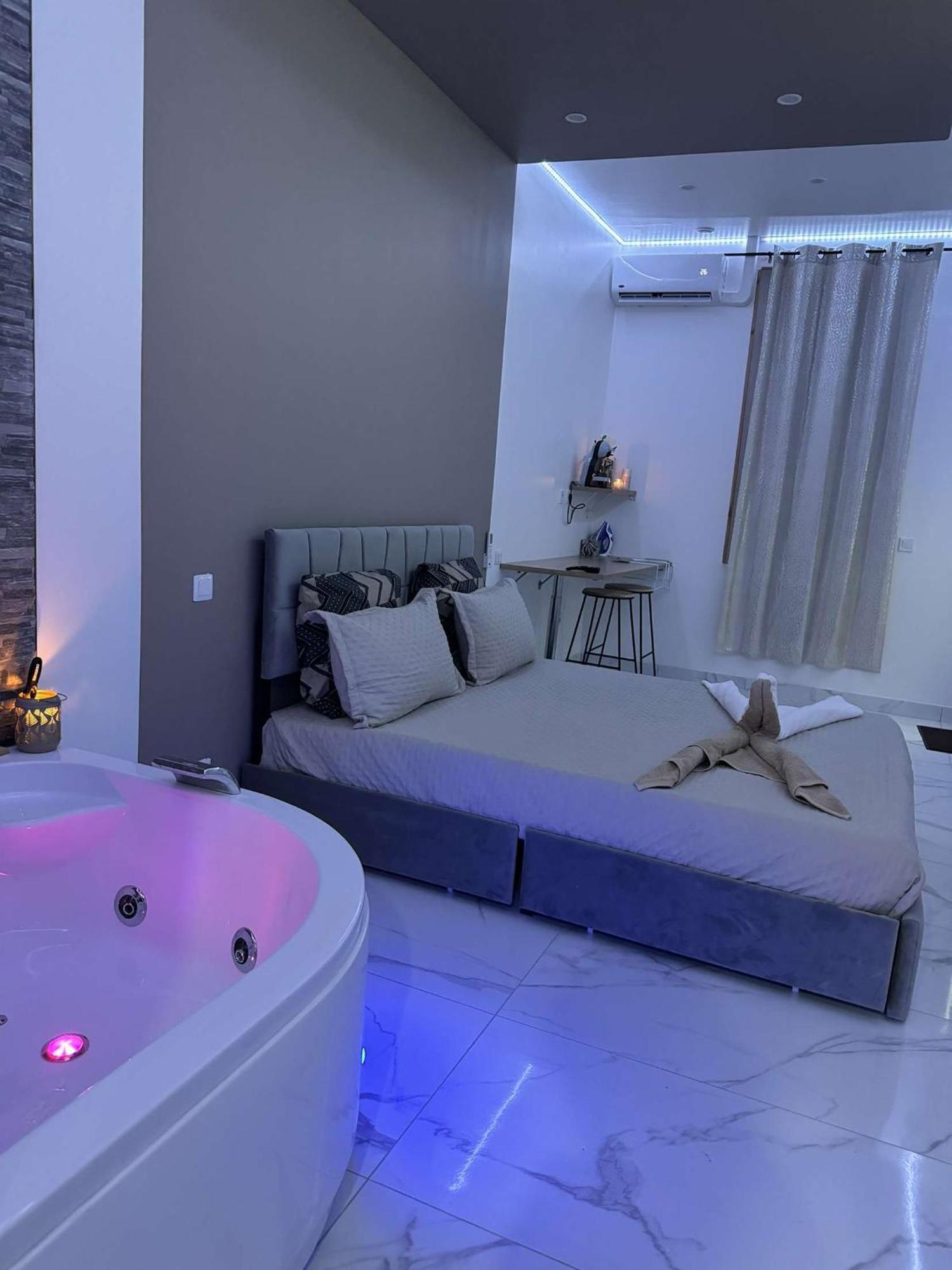 Suite Gold By L Amaryllis I Jacuzzi & Sauna Prive I Centre Beziers Arrivee Autonome Экстерьер фото