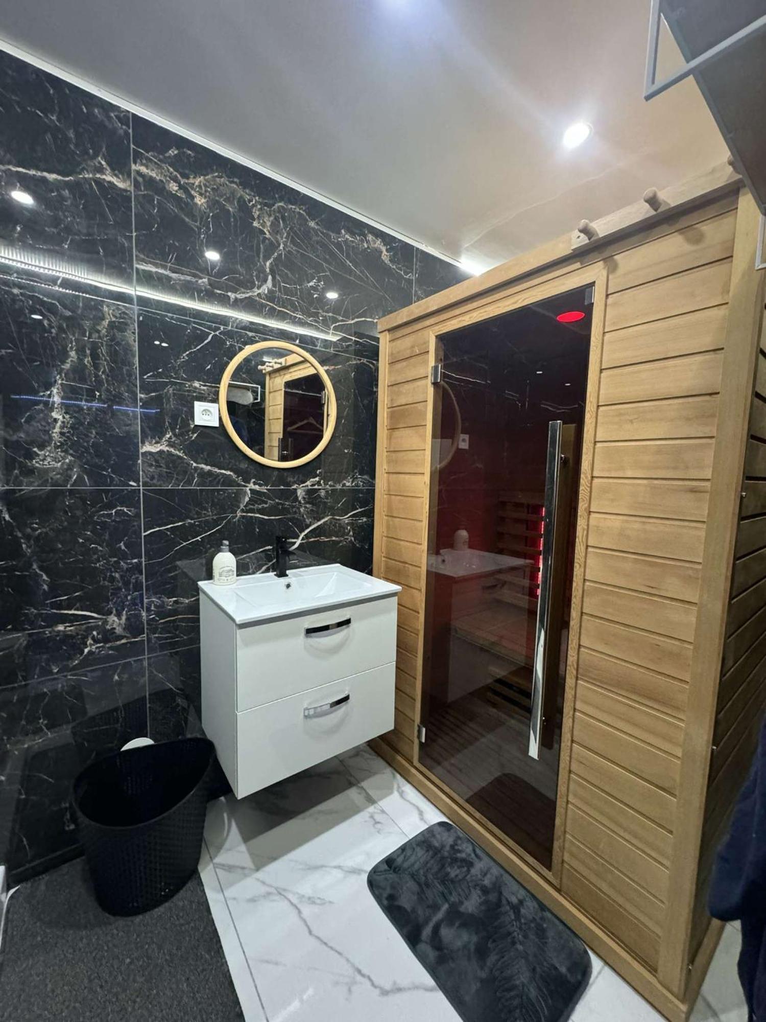 Suite Gold By L Amaryllis I Jacuzzi & Sauna Prive I Centre Beziers Arrivee Autonome Экстерьер фото