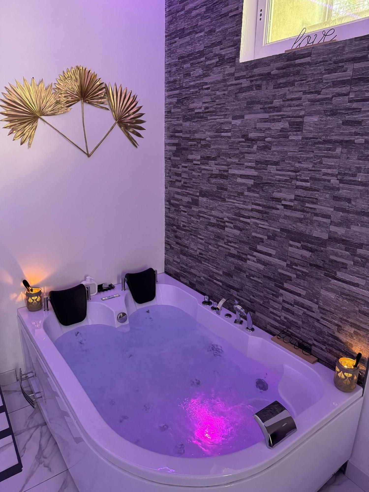 Suite Gold By L Amaryllis I Jacuzzi & Sauna Prive I Centre Beziers Arrivee Autonome Экстерьер фото