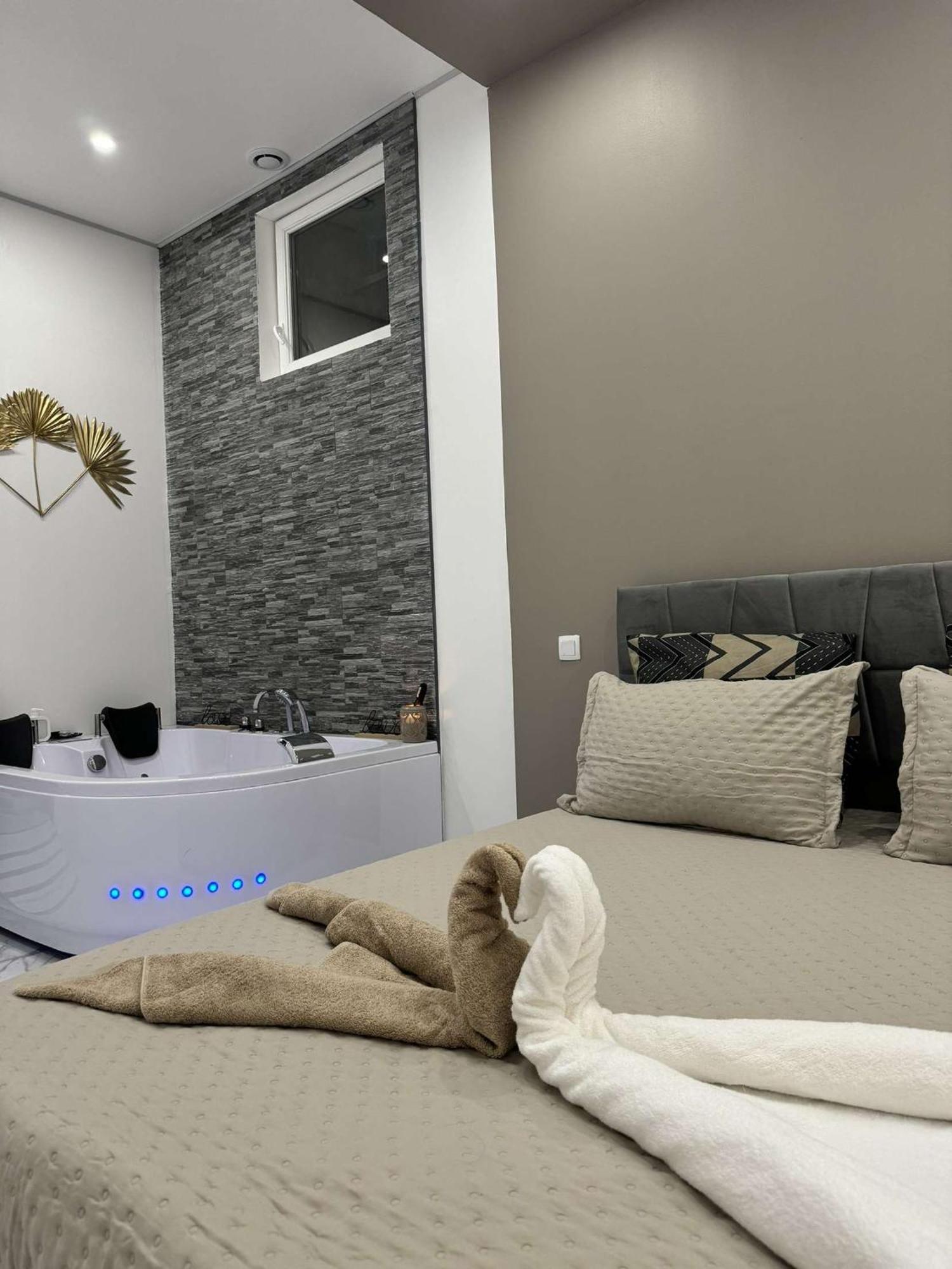 Suite Gold By L Amaryllis I Jacuzzi & Sauna Prive I Centre Beziers Arrivee Autonome Экстерьер фото