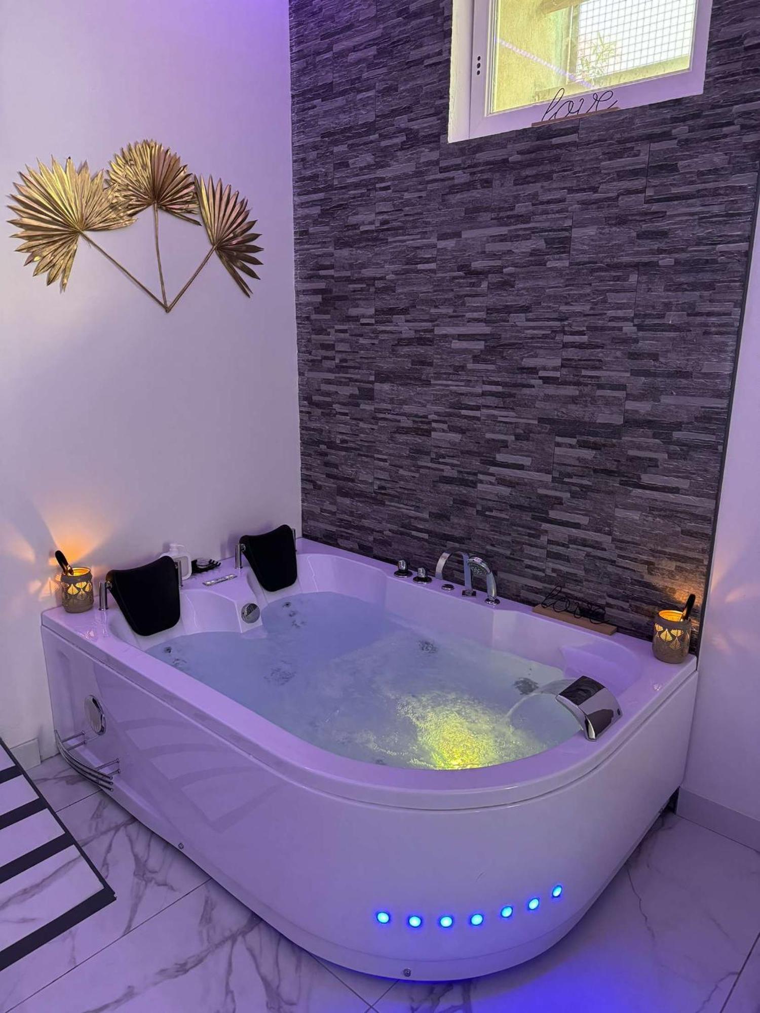 Suite Gold By L Amaryllis I Jacuzzi & Sauna Prive I Centre Beziers Arrivee Autonome Экстерьер фото