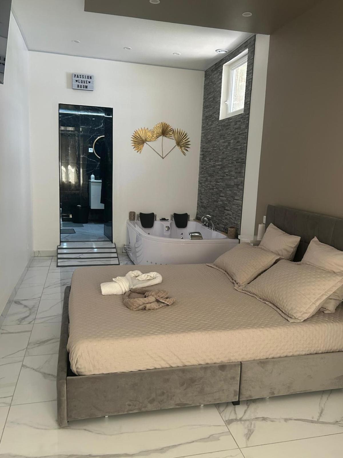 Suite Gold By L Amaryllis I Jacuzzi & Sauna Prive I Centre Beziers Arrivee Autonome Экстерьер фото