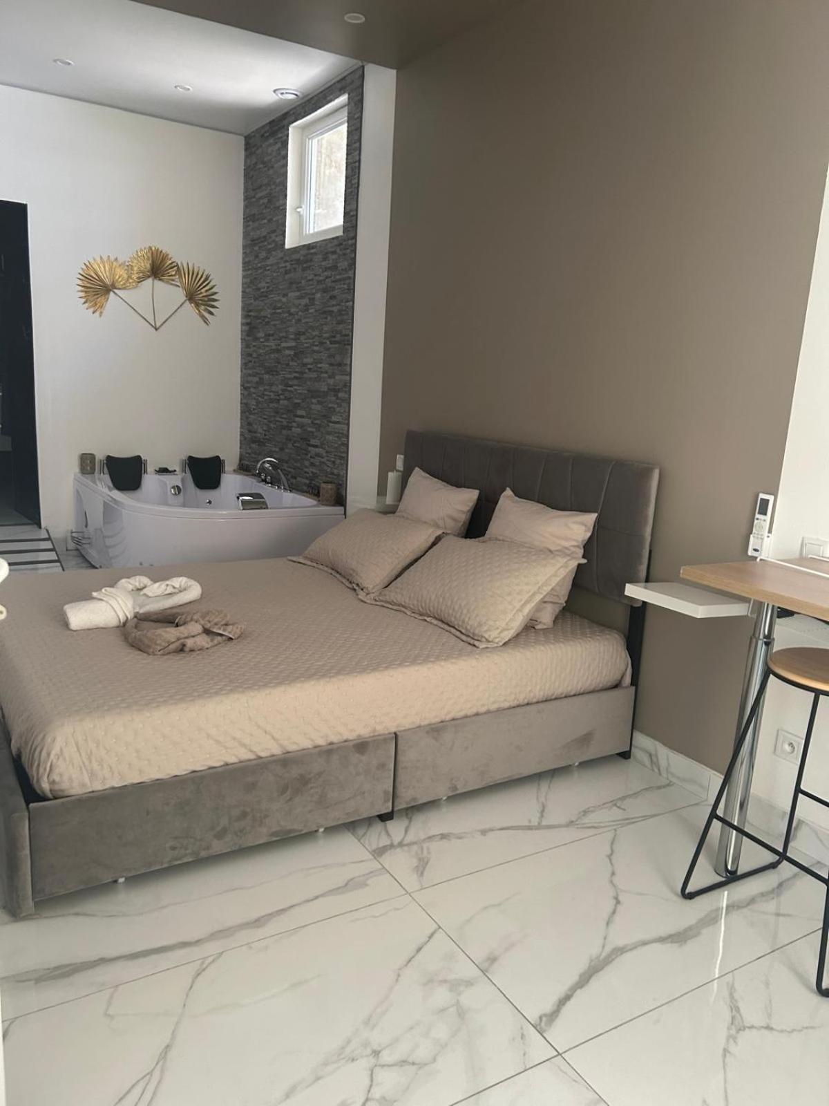 Suite Gold By L Amaryllis I Jacuzzi & Sauna Prive I Centre Beziers Arrivee Autonome Экстерьер фото